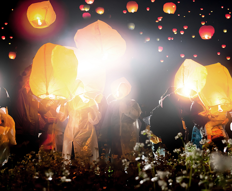 대만 핑시 천등축제에서 사람들이 하늘로 등을 띄우는 장면