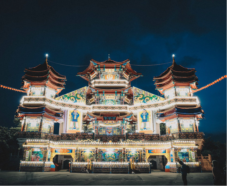 대만 기룽 중원제, 밤하늘 아래 불빛으로 장식된 전통 양식의 주보단 건물
