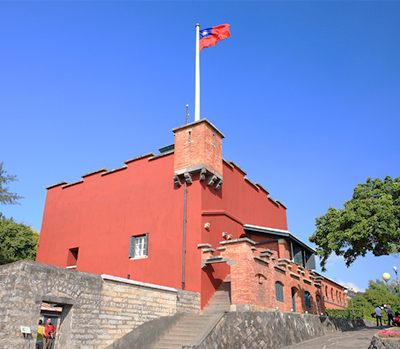 대만 단수이 홍마오청, 붉은 벽돌로 지어진 건물 위로 대만 국기가 휘날리는 모습