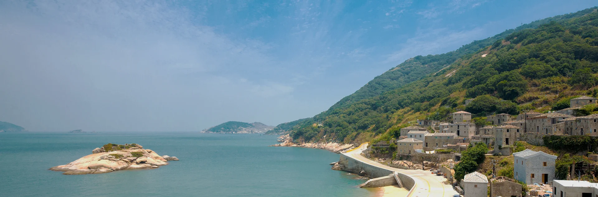 푸른 바다와 섬을 배경으로 한 대만 마쭈 지역의 해안 마을 전경