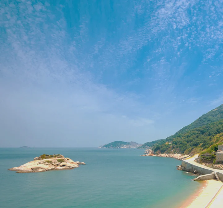 푸른 바다와 섬을 배경으로 한 대만 마쭈 지역의 해안 마을 전경