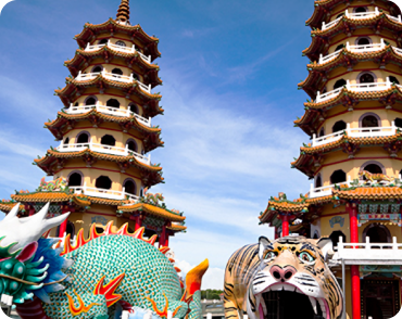 대만 가오슝 연지담 용호탑, 전통적인 건축 양식의 쌍둥이 탑과 용, 호랑이 모양 조형물이 있다.