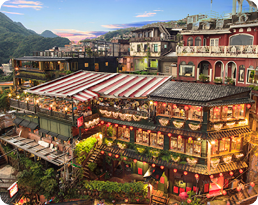 대만 지우펀, 언덕 경사 위에 다층 전통 양식 건물이 붉은 등불로 장식된 모습